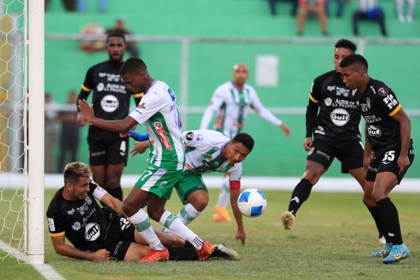 Sergio Ramírez  del CAI de La Chorrera (suelo), disputa el balón ante Robinson Flores de Antigua. Foto: EFE 