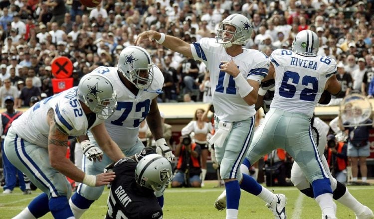 El jugador Drew Bledsoe de los Cowboys lanza el balón. Foto: EFE