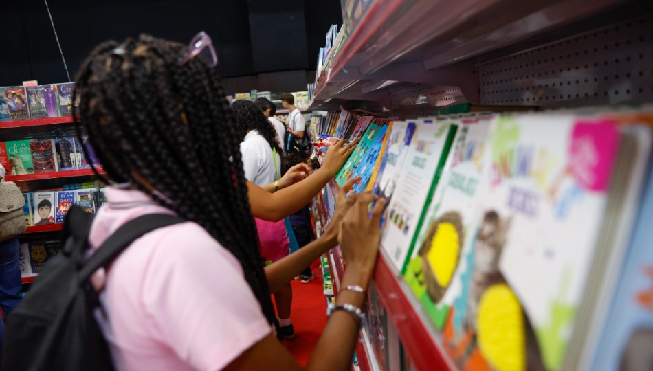 Una mujer observa un libro en la XX Feria Internacional del Libro en el Centro de Convenciones ATLAPA este 13 de agosto de 2024, en Ciudad de Panamá (Panamá). Foto: EFE / Bienvenido Velasco 