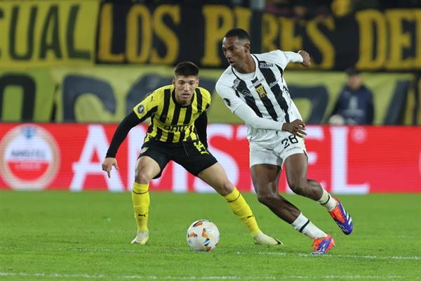 Sergio Damián García (i) de Peñarol disputa el balón contra el panameño Abdiel Ayarza de The Strongest . Foto: EFE