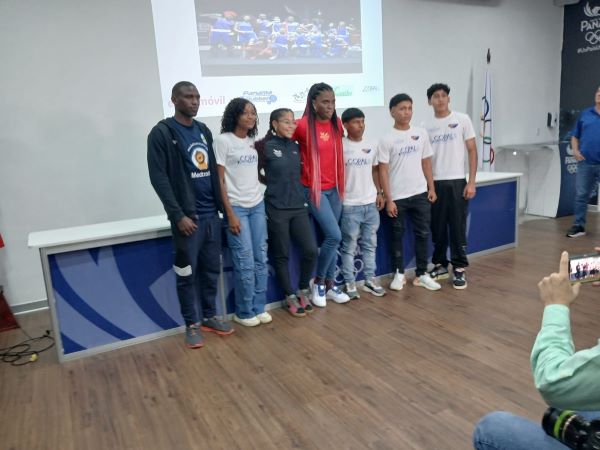 Atheyna Bylon (rojo) con atletas panameños del boxeo olímpico. Foto: EFE