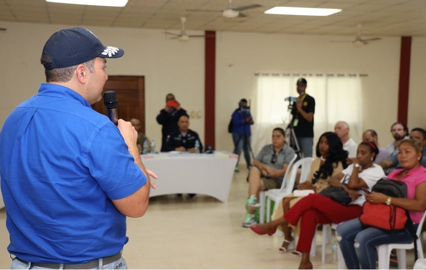 Durante una reunión el directo Jaime Fernández, explicó las estrategias que se están aplicando en materia de seguridad para Bocas del Toro. Foto. Cortesía Policía Nacional