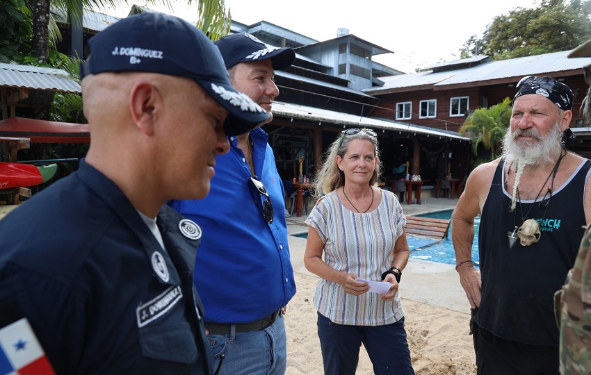 Unos turistas conversan con las autoridades de seguridad pública. Foto. Proteger y Servir