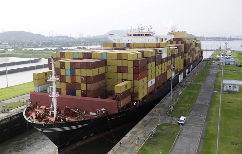 Buque portacontenedores transita por las esclusas de Cocolí del Canal de Panamá. Foto: EFE