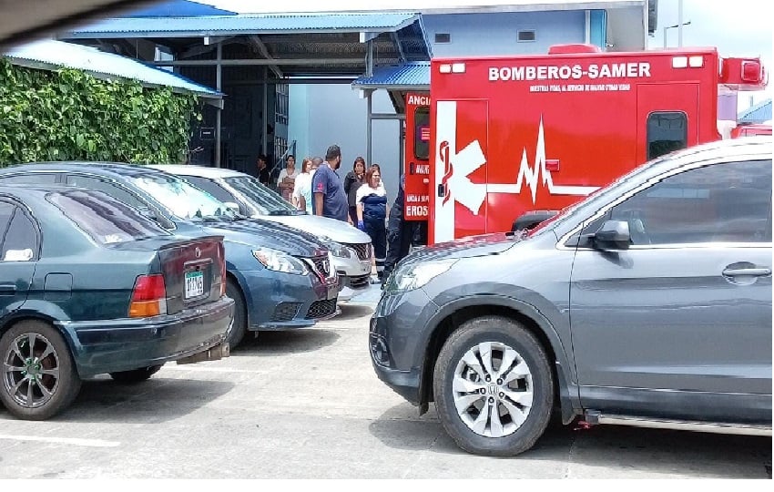 El estudiante de 11 años recibió los primeros auxilios por paramédicos del Cuerpo de Bomberos. Foto. Eric Montenegro