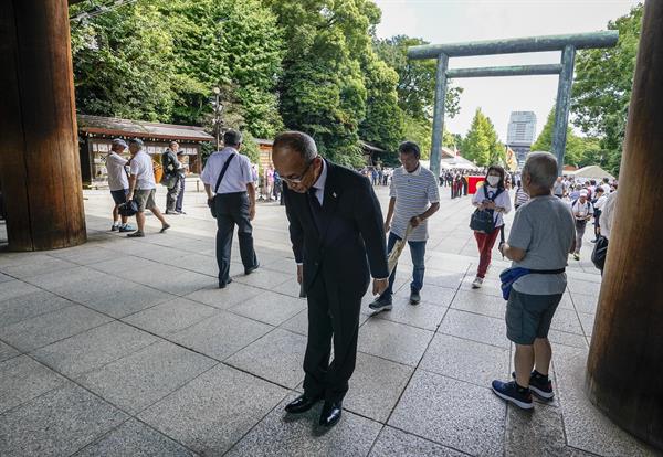 Un ciudadano japonés se inclina y reza en la ceremonia celebrada en Tokio para conmemorar la rendición japonesa en la Segunda Guerra Mundial. EFE