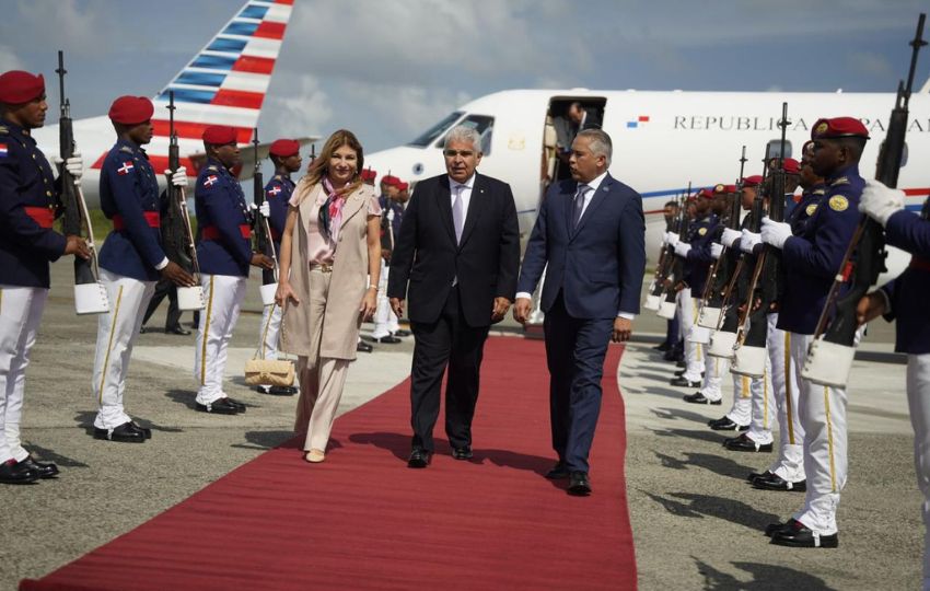 Llegada del presidente, José Raúl Mulino junto a la primera dama, Maricel de Mulino. Foto: Cortesía