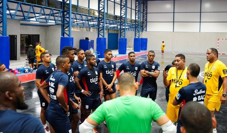 El técnico 'Brujo' Del Rosario conversa  con los jugadores en su campamento en Paraguay. Foto: Fepafut