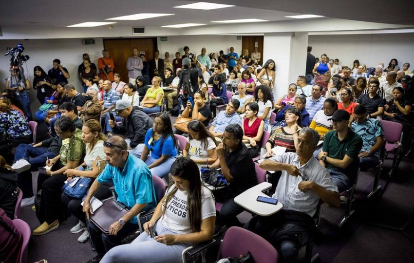 Personas asisten al encuentro con familiares de personas detenidas en protestas. Foto: EFE