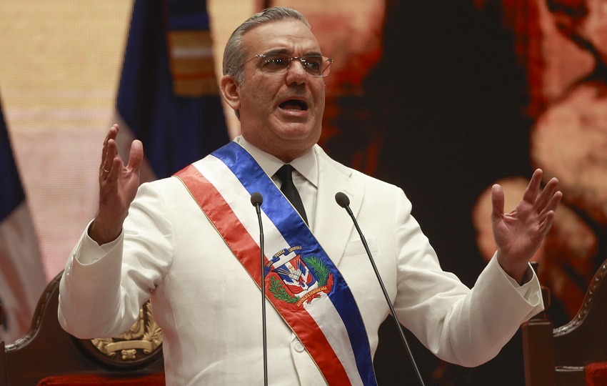 Luis Abinader pronuncia un discurso en su ceremonia de investidura como presidente reelecto de República Dominicana. Foto: EFE