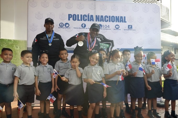 Atheyna Bylon recibió su nuevo  rango y con su entrenador fueron condecorados en la Policía Nacional, junto a los niños del Centro de Atención Integral a la Primera Infancia  ( C.A.I.P.I.) de Balboa. Foto: @ProtegeryServir.