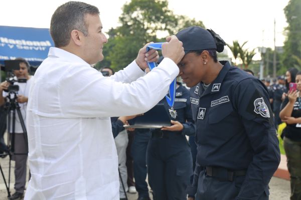 Bylon recibió su nuevo rango y fue condecorada por el director de la Policía Nacional, Jaime Fernández.Foto: @ProtegeryServir