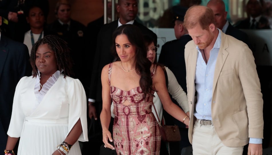 La vicepresidenta de Colombia, Francia Márquez (i), y los duques de Sussex, el príncipe Enrique (d) y Meghan, asisten a un acto este jueves, en Bogotá (Colombia). Foto: EFE / Carlos Ortega