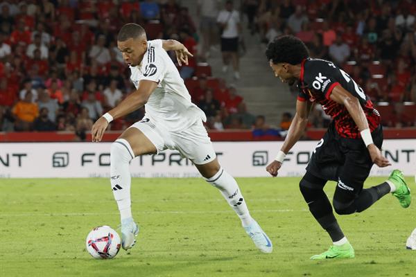 El delantero francés del Real Madrid Kylian Mbappé (izq.) se escapa de Johan Mojica, del RCD Mallorca. Foto: EFEca, 