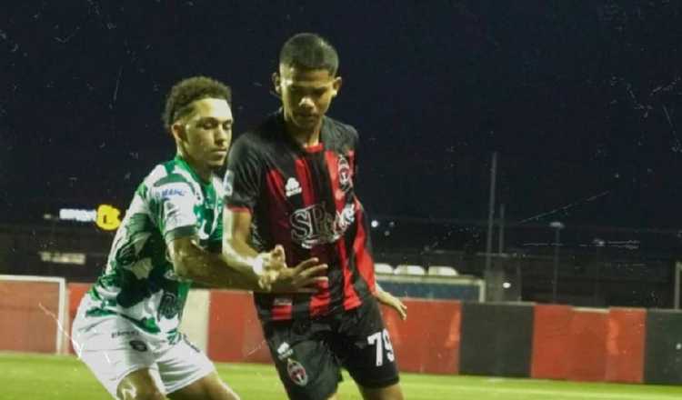 Raheen Cuello  (der.) anotó el gol del Sporting contra Tauro en Los Andes