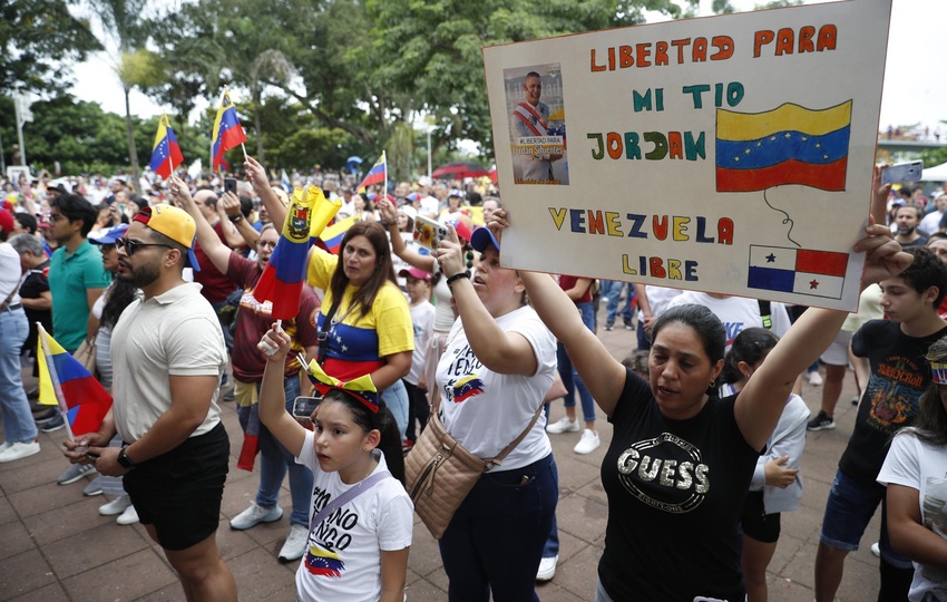 Ciudadanos venezolanos que residen en Panamá participan en una protesta este sábado. Foto: EFE