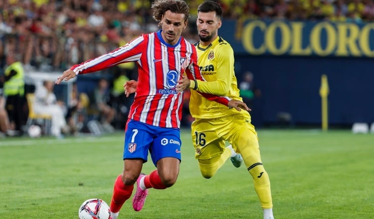 Antoine Griezmann del Atlético (7) y Alex Baena del Villarreal. Foto: EFE