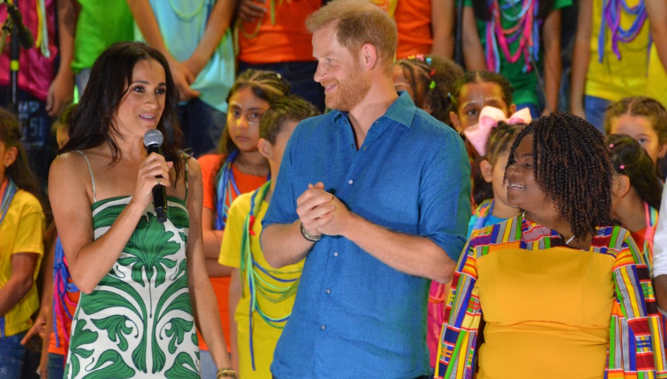 Harry (c) y Meghan (i), junto a la vicepresidenta colombiana, Francia Márquez, durante el cierre del Festival Petronio Álvarez, en la ciudad de Cali (Colombia). Foto: EFE/ Str