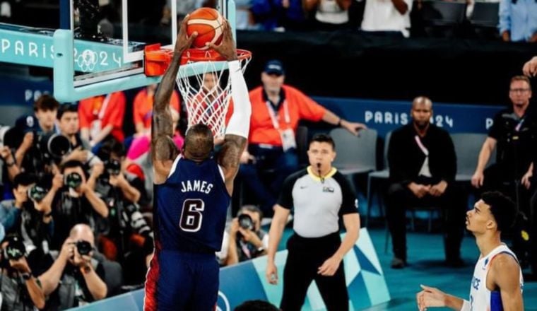 Julio Anaya observa una jugada de LeBron James de los Estados Unidos.