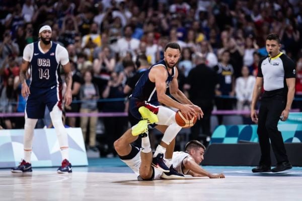 El árbitro panameño Julio Anaya, en un partido de Estados Unidos y en jugada de Stephen Curry. Foto: Cortesía