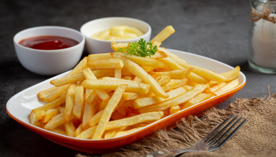 Las papas fritas es la guarnición y el complemento ideal de las comidas. Foto: Ilustrativa / Freepik