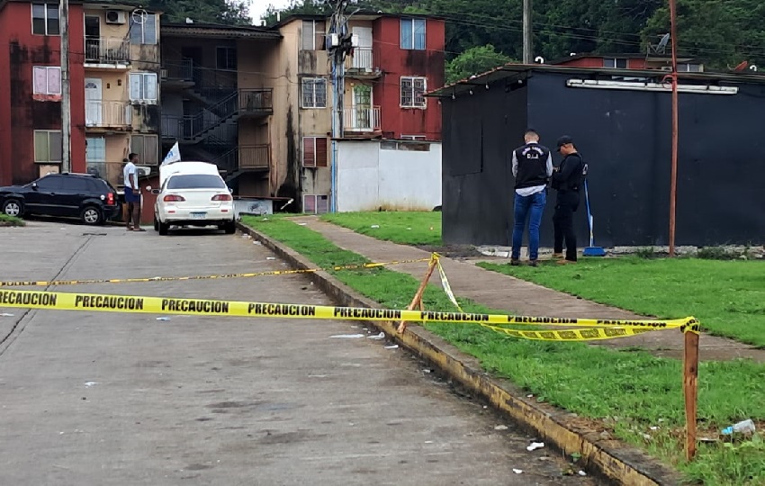 El ataque  contra Ricardo Montilla Alexander, ocurrió detrás de los multifamiliares número 10 y 11 en la provincia de Colón. Foto. Diómedes Sánchez