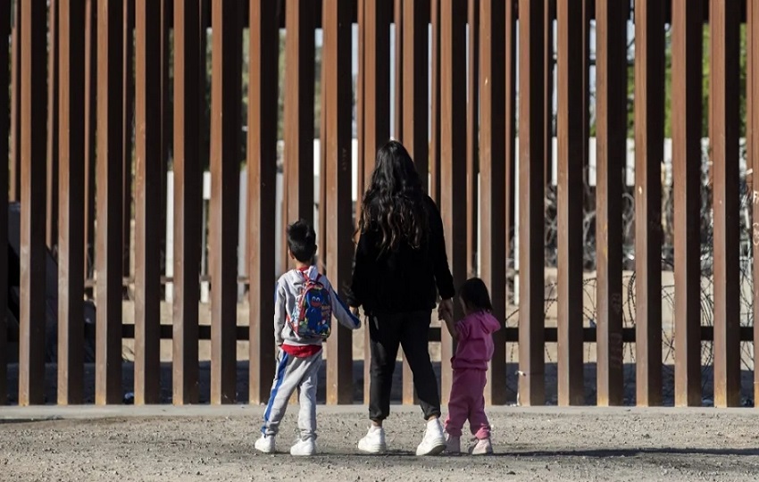 Entre 2017 y 2021, los funcionarios de inmigración han tomado custodia de 448,000 niños que ingresaron al país. Foto: EFE