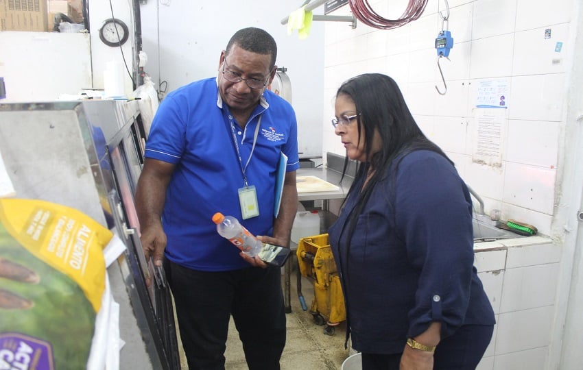 Operativos del personal técnico de saneamiento y control de alimentos del Minsa. Foto: Cortesía