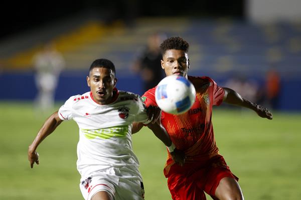 Moisés Garibaldo de San Francisco (izq.) disputa el balón con Darril Araya de Herediano. Foto: EFE