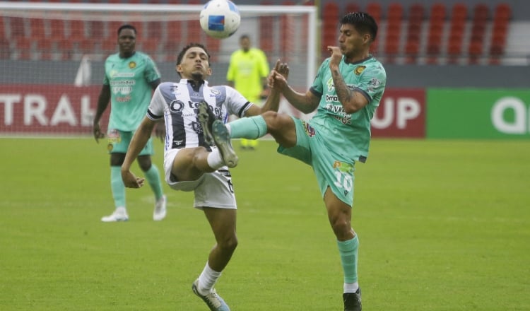 Moisés Velíz  de Tauro (izq.) disputa el balón con Matías Galvaliz de Diriagén,  en el partido de la Copa Centroamericana de la Concacaf. Foto: EFE