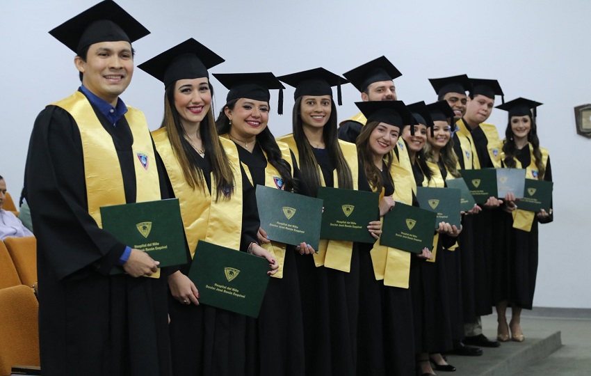 Estos once profesionales de la salud pertenecen a la promoción número 59 del Hospital del Niño. Foto:Cortesía