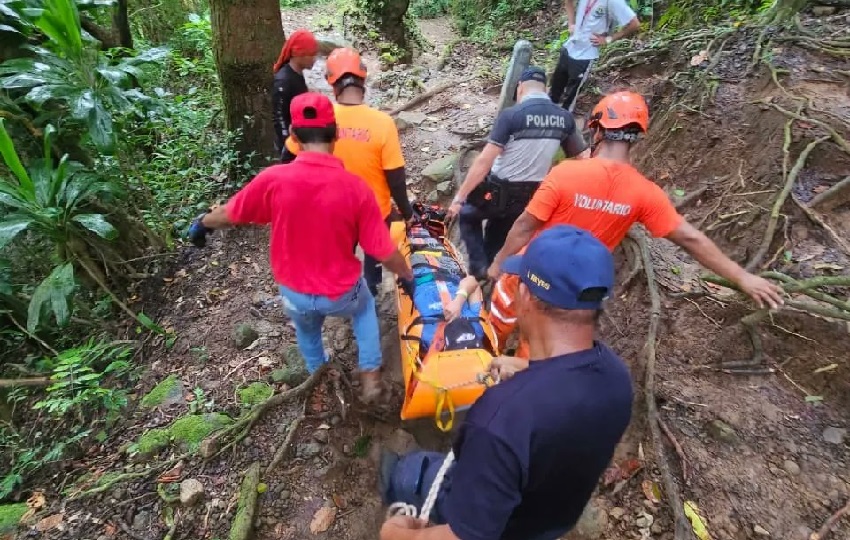 Traslado terrestre de un turista que se lesionó, cuando practicaba senderismo en el sector de La Piedra Pintada . Foto. Sinaproc