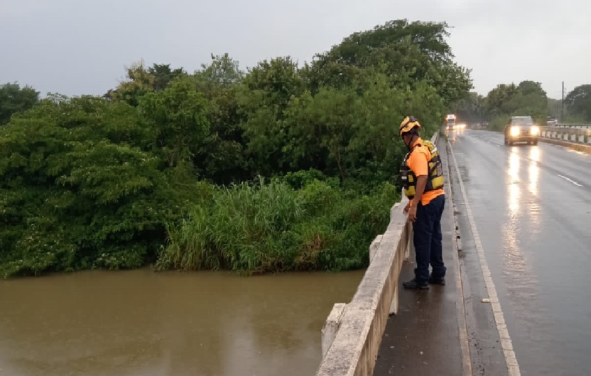 A últimas horas se evaluaron los ríos Zaratí y Río Grande en Penonomé. Foto. Sinaproc