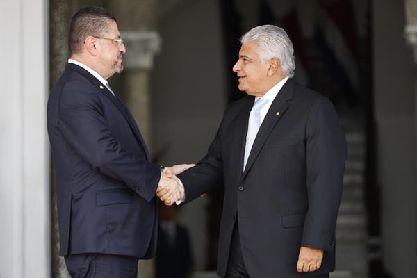 El presidente de Costa Rica, Rodrigo Chaves Robles (i) saluda a su homólogo de Panamá José Raúl Mulino. Foto: EFE