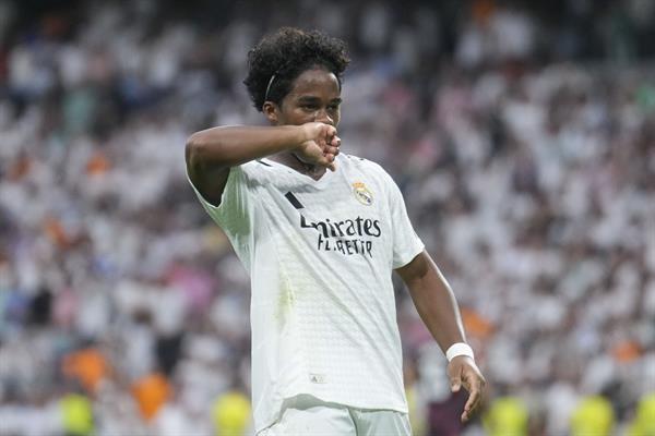 El delantero brasileño del Real Madrid Endrick celebra el gol marcado ante el Real Valladolid. Foto:EFE