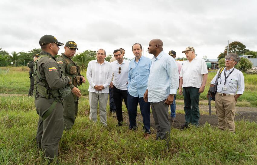 El canciller Javier Martínez-Acha junto a su homólogo  Luis Gilberto Murillo en Capurganá. Foto: Cortesía