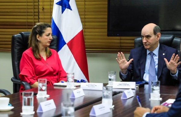 El ministro Chapman tuvo un conversatorio con medios de comunicación impresos. 