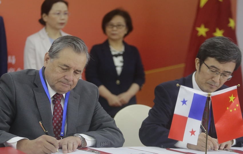 El director general de Animalfeeds, Brian Murtagh (i), y el subdirector de Servicios postales y de telecomunicaciones nacionales de China, Li Jingyi, firman un documento en Panamá. Foto: EFE