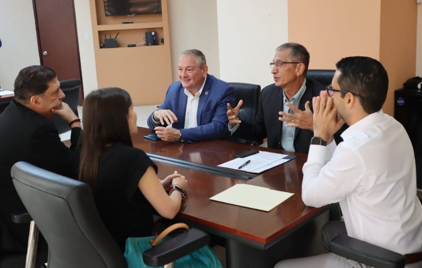 El ministro Jaime Jované tuvo un primer acercamiento con Acobir. Foto: Cortesía