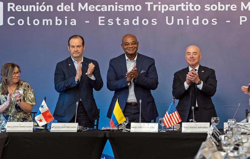 Javier Martínez-Acha Vásquez sostuvo una reunión con el secretario de Seguridad Nacional de Estados Unidos Alejandro Mayorkas y el ministro de Relaciones Exteriores de Colombia, Luis Gilberto Murillo. Foto: EFE