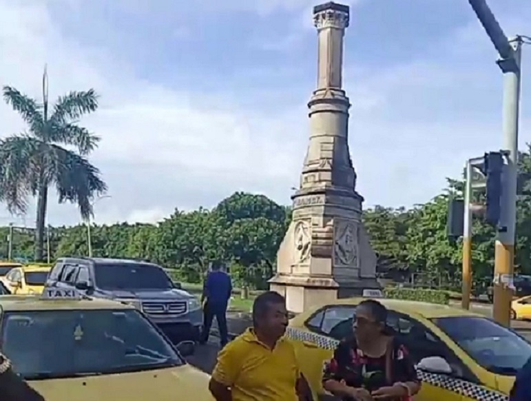  Como medida de presión procedieron a cerrar la entrada a la ciudad atlántica. Foto: Diomedes Sánchez