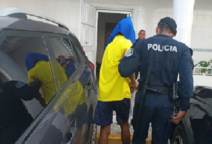  Fuertemente custodiado por policías llegó el sospechoso al SPA de Santiago. Foto: Melquiades Vásquez