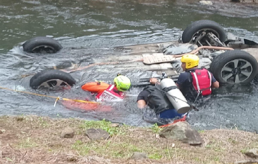 Bomberos realizan labores de extracción del auto en las aguas del canal. Foto. PGN