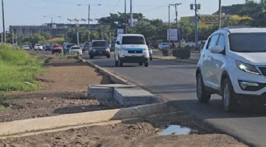 Los trabajos en la entrada hacia Las Tablas, están paralizados. Foto: Thays Domínguez