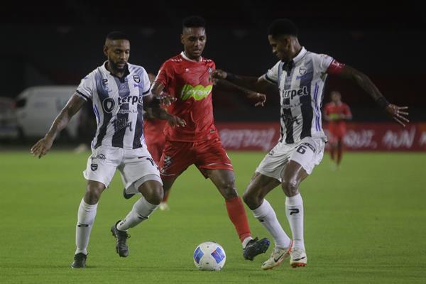 Tauro y  San Francisco jugaron un partido de mero trámite. Foto: EFE