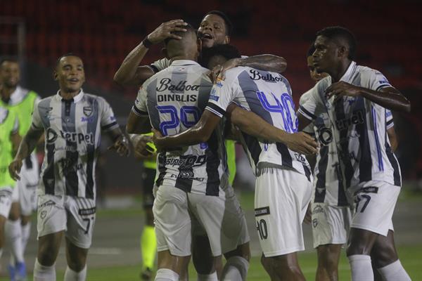 Ronaldo Dinolis del Tauro (cent.) festeja su gol contra San Francisco. Foto:EFE