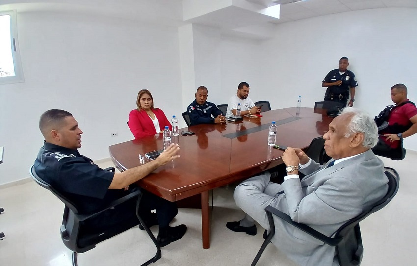 El gobernador de Colón Julio Hernández ha realizado varias reuniones con la Policía Nacional y otras entidades para poner en marcha el toque de queda. Foto. Archivo