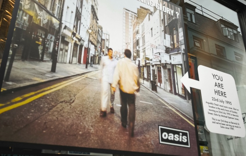 Imagen de la portada de un disco de Oasis, situada en la tienda 'Sister Ray' en Soho. Foto: EFE / Guillermo Garrido