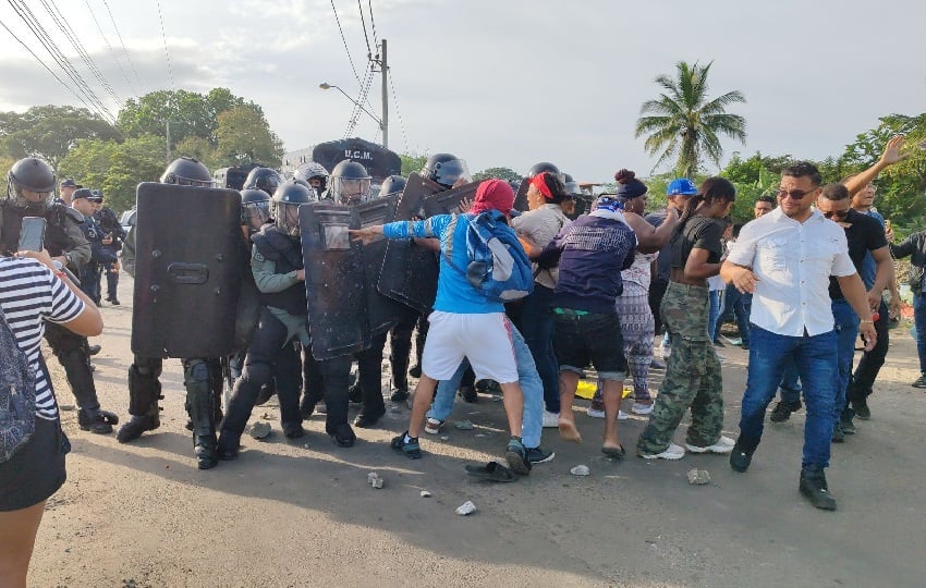 El enfrentamiento se registró tras fracasar las negociaciones iniciadas por la PN y funcionarios municipales con los manifestantes para reabrir la vía bloqueada. Foto. Eric Montenegro