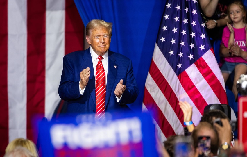 El expresidente estadounidense y actual candidato presidencial republicano Donald Trump se prepara para hablar en un mitin de campaña en Johnstown. Foto: EFE